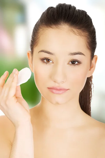 Hermosa mujer limpieza maquillaje . — Foto de Stock