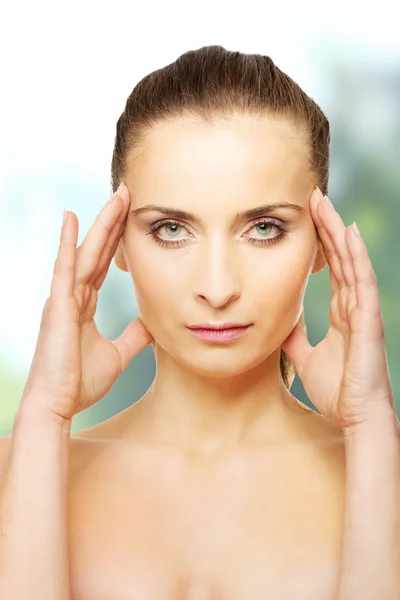 Spa vrouw met make-up aanraken haar gezicht. — Stockfoto