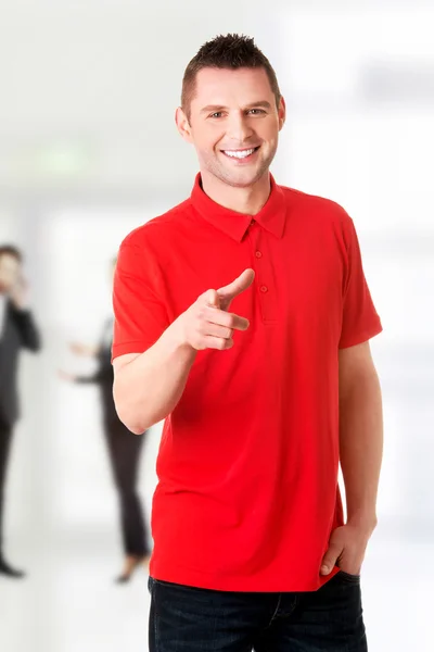 Jovem feliz apontando para você — Fotografia de Stock