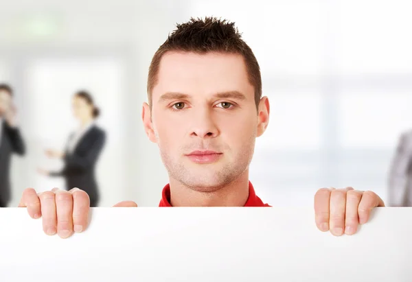 Hombre feliz mostrando y mostrando pancarta — Foto de Stock