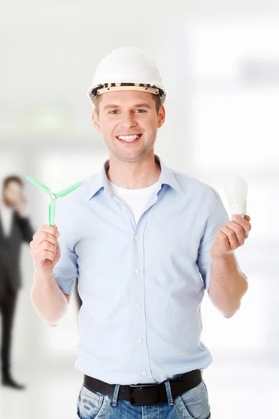 Man met een windturbine en een gloeilamp. — Stockfoto