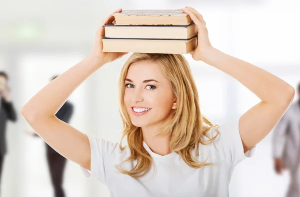 Femme étudiante avec des livres — Photo