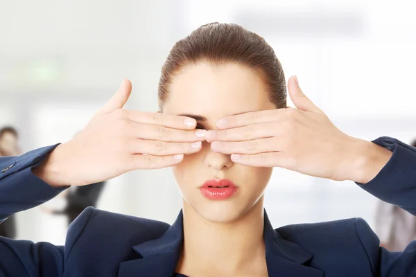 Hermosa mujer cubriendo sus ojos —  Fotos de Stock