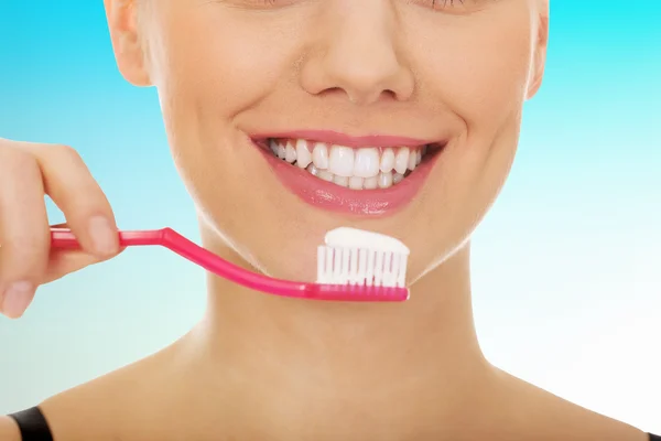 Mujer con cepillo de dientes . — Foto de Stock