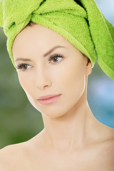 Mulher de beleza com toalha de turbante . — Fotografia de Stock