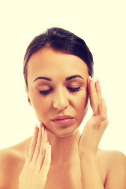 Onun yüzünü dokunaklı kadın