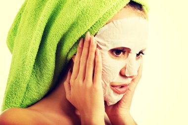 Revitality yüz maskesi kadınla