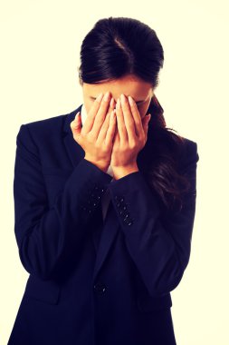 yüzünü kaplayan işkadını