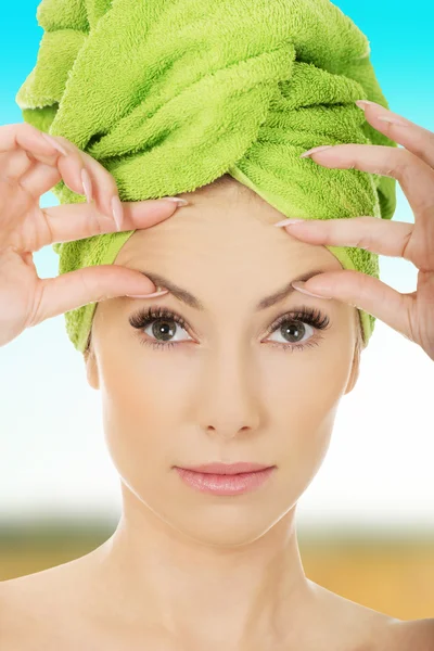 Woman checking wrinkles on her forehead. — Stock Photo, Image