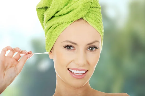 Mujer con capullo de algodón en la oreja . — Foto de Stock