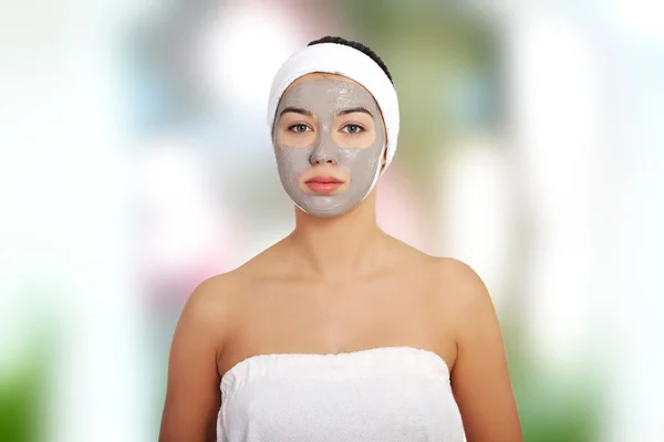 Wanita santai dengan masker wajah bergizi — Stok Foto