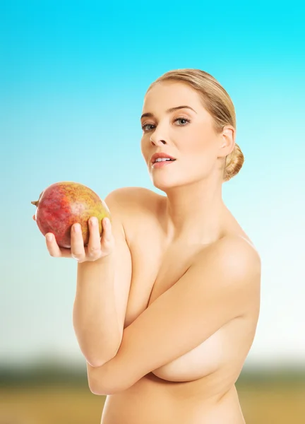 Naakt vrouw met een mango — Stockfoto