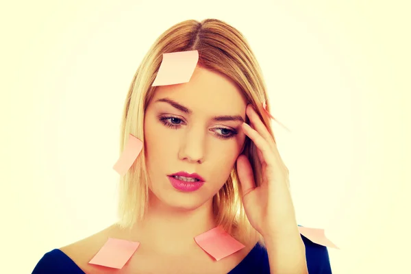 Žena s poznámek sticky notes. — Stock fotografie