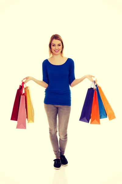 Mulher com um monte de sacos de compras. — Fotografia de Stock