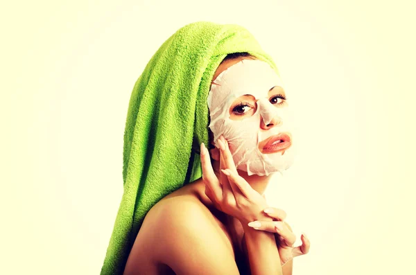 Donna caucasica con maschera viso — Foto Stock