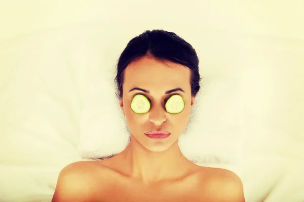 Kobieta korzystających spa, o ogórek na oczy — Zdjęcie stockowe