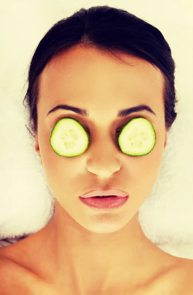 Kvinna njuta spa, med gurka på ögonen — Stockfoto