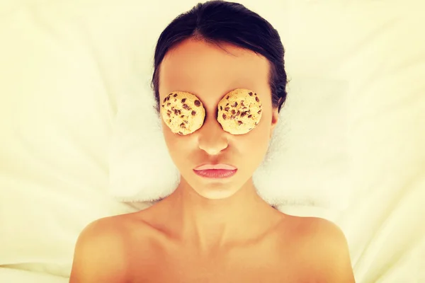 Kobieta z plików cookie na oczy cieszyć spa — Zdjęcie stockowe