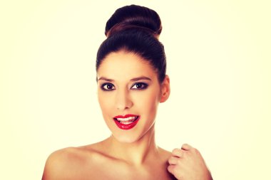 Güzel üstsüz kadın ile makyaj.