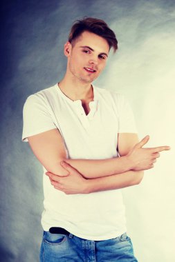 yakışıklı adam sola doğru işaret.