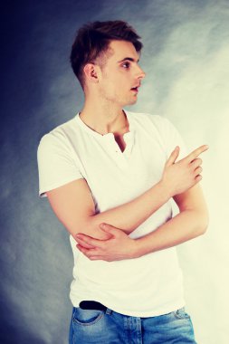 yakışıklı adam sola doğru işaret.