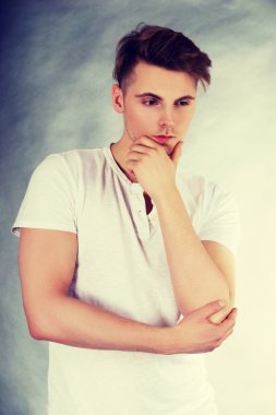 düşünceli yakışıklı.