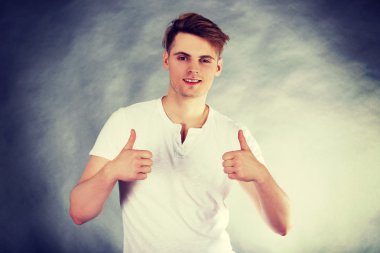 başparmak yukarıya ile neşeli adam.