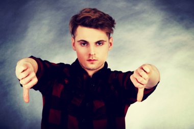 başparmak aşağı üzgün adam.