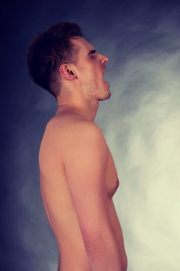 kızgın delikanlı çığlık.