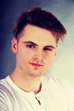 genç gülümseyen adam.