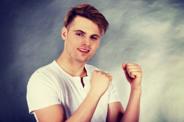 genç adam bir dilek yapma.