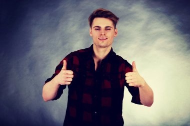 başparmak yukarıya ile neşeli adam.