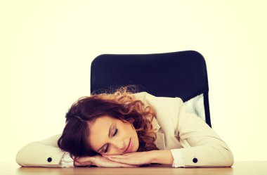 bir nap masasında sahip iş kadını.