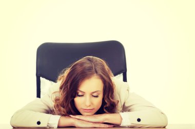 bir nap masasında sahip iş kadını.