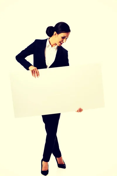 Empresaria sosteniendo estandarte blanco —  Fotos de Stock