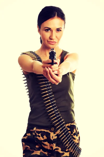 Στρατιωτική γυναίκα φοράει ζώνη σφαίρα και γυρίσματα — Φωτογραφία Αρχείου