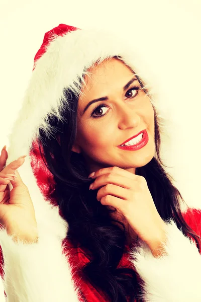 Lachende vrouw van santa aanraken haar hoed — Stockfoto
