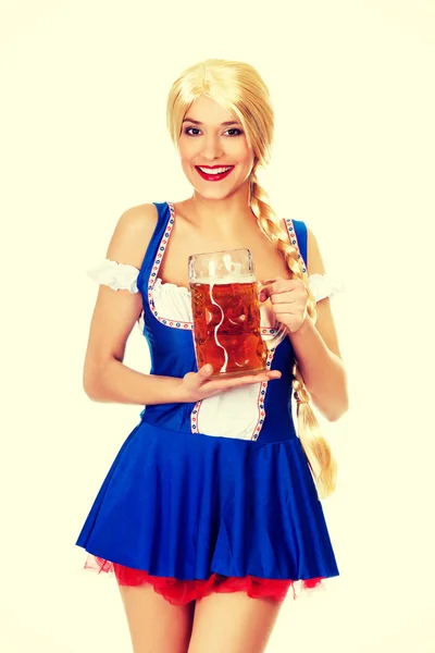 Mooie Beierse vrouw met bier. — Stockfoto