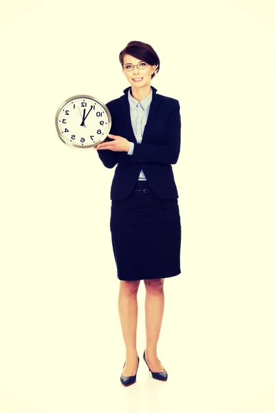 Γυναίκα των επιχειρήσεων κρατώντας ρολόι στα χέρια. — Φωτογραφία Αρχείου