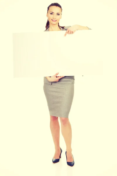 Biznes kobieta przedstawienie pusty transparent. — Zdjęcie stockowe