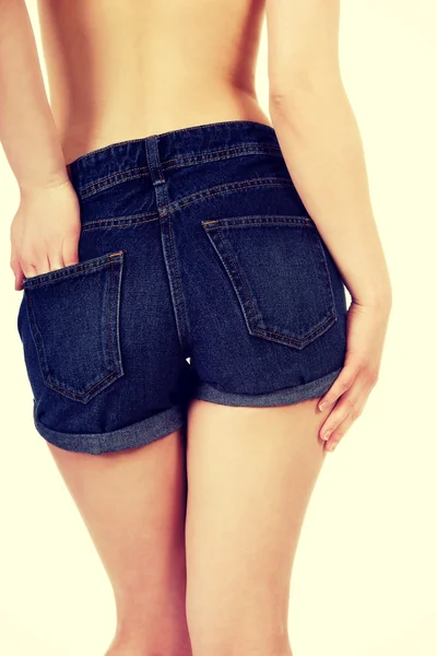 Hemdlose Frau in Jeans-Shorts. — Stockfoto