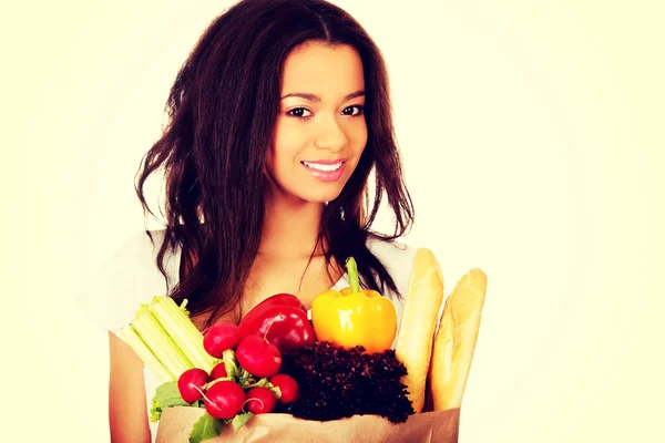 Mujer joven con comestibles y verduras . —  Fotos de Stock