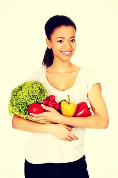 Mujer joven con verduras. — Foto de Stock