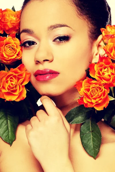 Schönheit afrikanische Frau mit Rosen. — Stockfoto