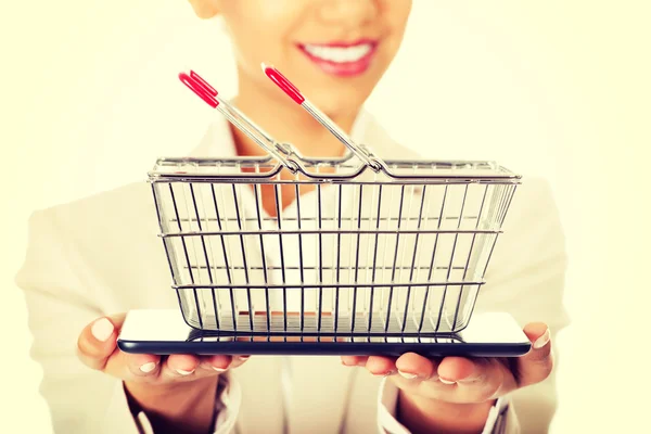 Mujer de negocios con carrito de compras y tableta . — Foto de Stock