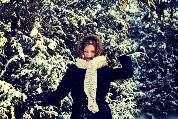 Mujer joven lanzando bola de nieve — Foto de Stock