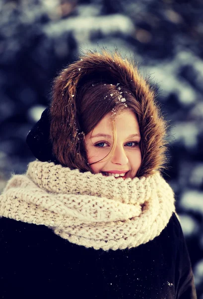 Молодая женщина на открытом воздухе зимой — стоковое фото