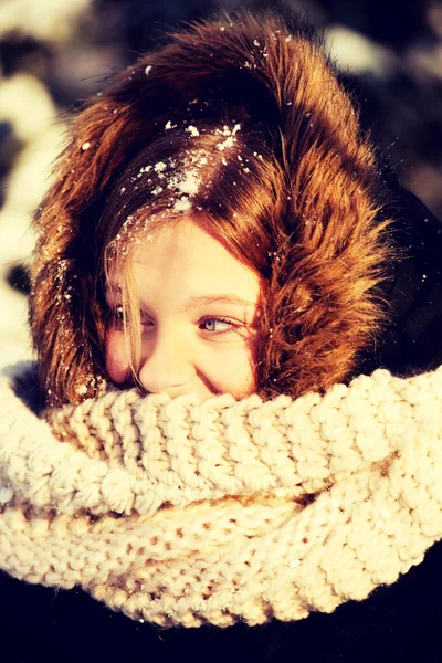 Ung kvinna utomhus på vintern — Stockfoto