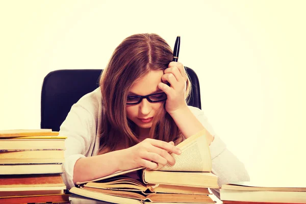 Jonge vrouw leren examen — Stockfoto