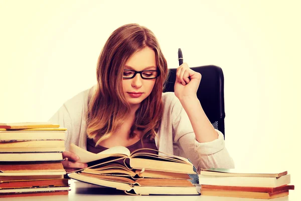 Jonge vrouw leren examen — Stockfoto